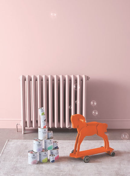 Schaukelpferd in Caparol Icons Farben gestrichen, spielzeuggeeignet