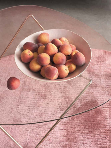 Pfirsiche in Roséton, samtmatte Oberfläche in einer Schale